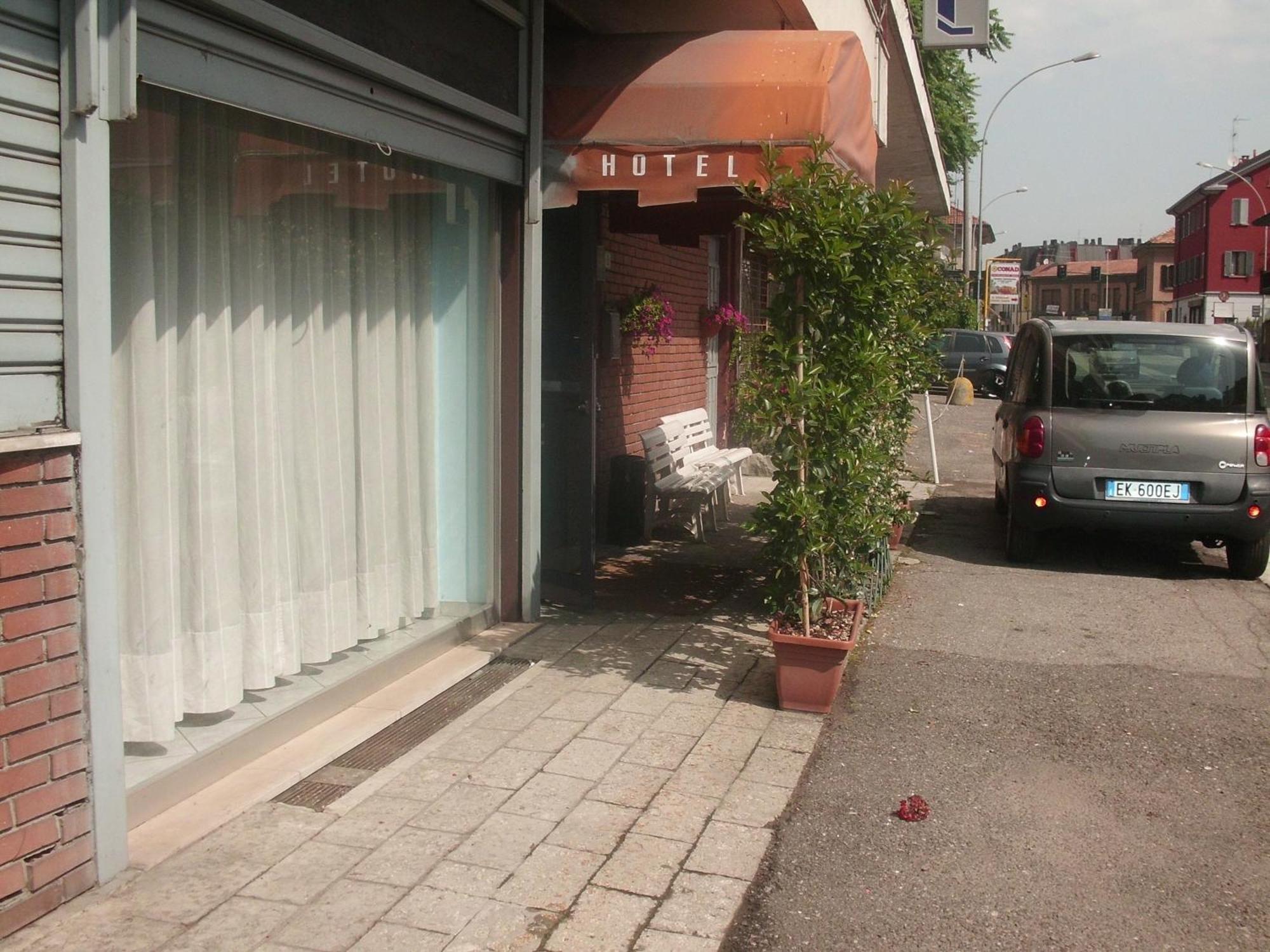 Hotel Lombardia Seveso Kültér fotó