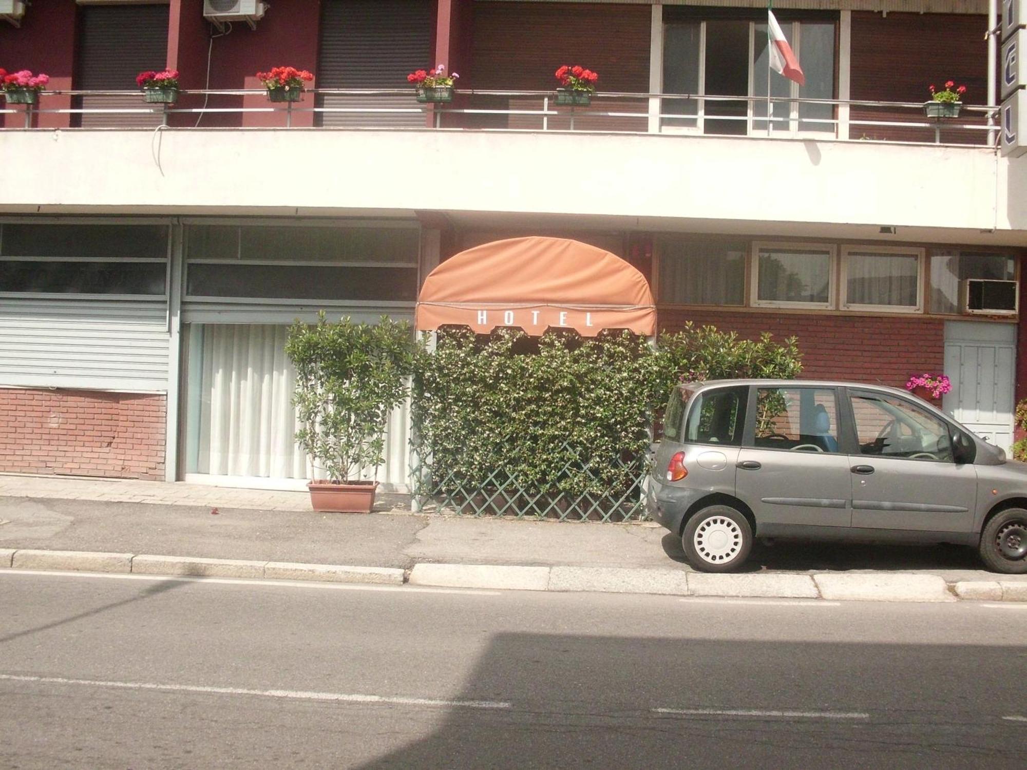 Hotel Lombardia Seveso Kültér fotó